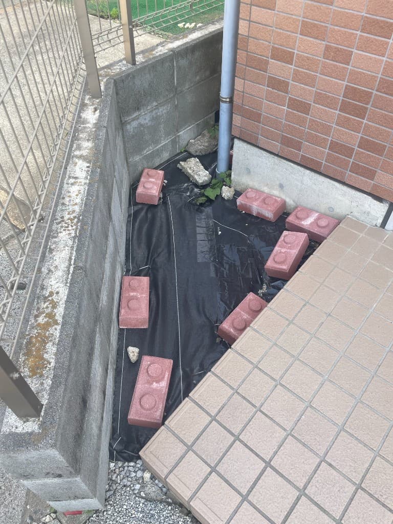 防草土施工前の玄関横と雨樋まわり